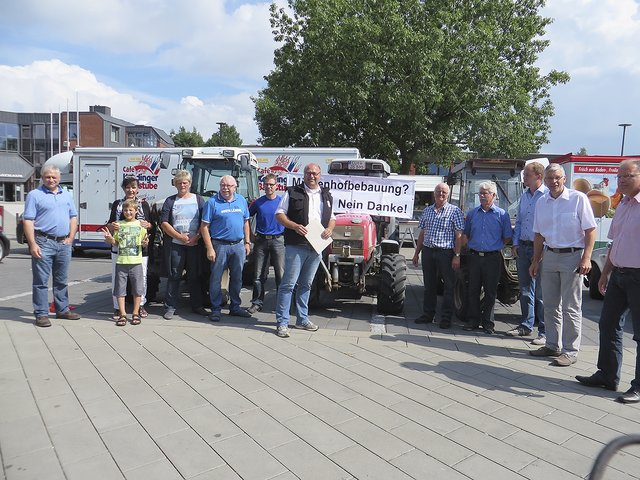 Bei einer Protest-Aktion gegen die Ferienhaus-Projekt: Mitglieder der Bürgerinitiative um Sprecher Thorsten Lüllau (Mi., mit Papieren) | Foto: archiv/Schilling