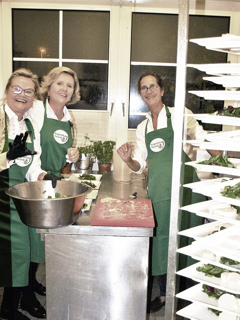 Gute Laune bei der Vorbereitung in der Küche: Ingrid Wego-Mencke (v. li.), Katja Bodis und Annette Schroeder-Werthmann