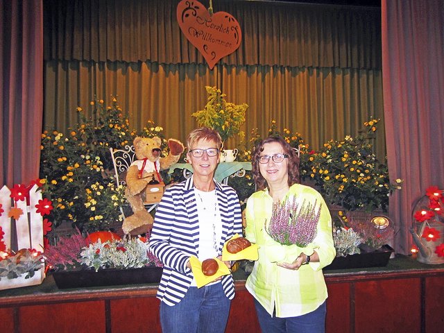 Ein Heidetopf als Dankeschön: Elke Bulla (li.) von den Pattensener Landfrauen und Referentin Heike Dittmer | Foto: Landfrauenverein Pattensen