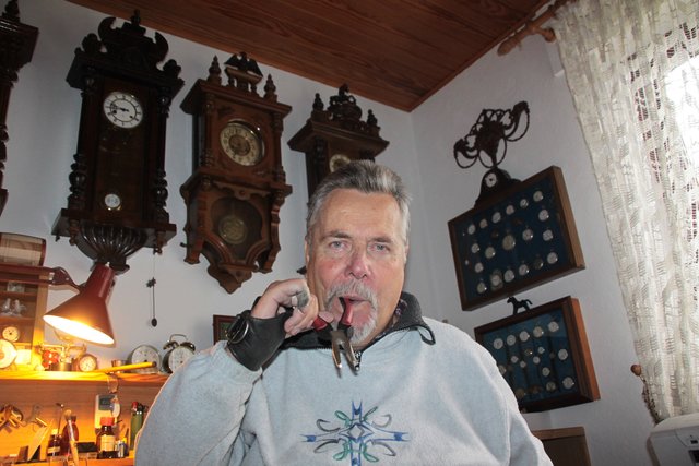 Günther Kensik führt die Zange mit dem Mund