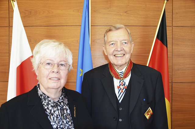 Glücklich und stolz bei der Feierstunde in der deutschen Botschaft in Warschau: Bundesverdienstkreuzträger Herbert Helmrich im Jahr 2013 mit seiner Ehefrau Waltraud | Foto: archiv / Deutsche Botschaft