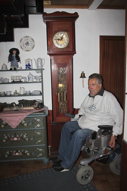 Günther Kensik ist stolz auf die gelungene Instandsetzung einer Standuhr im Biedermeier-Stil