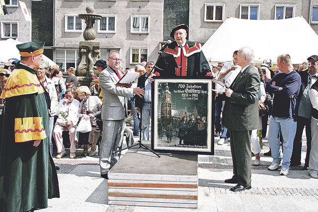 Stolzer Moment: Zu Verleihung der Ehrenbürgerwürde der polnischen Stadt Goldberg übergab Herbert Helmrich (Mi.) die Replik eines Posters | Foto: archiv