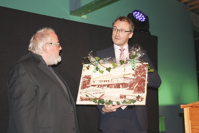 Rosengartens Bürgermeister Dirk Seidler (re.) 
überreichte Rolf Wiese ein Bild des alten Rathauses