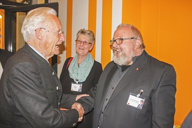 Rolf und Giesela Wiese mit dem ehemaligen Oberkreisdirektor Hans-Joachim Röhrs, der Wiese Anfang der 1980er Jahre beim Landkreis Harburg anstellte