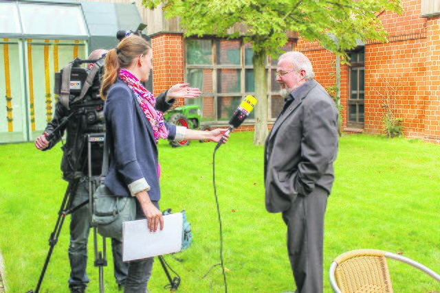 Gefragter Mann: Rolf Wiese 
im Fernseh-Interview | Foto: FLMK
