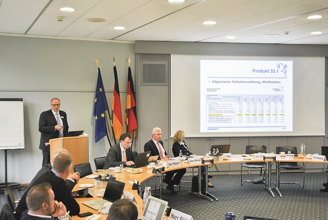 Bei der Sitzung des Finanzausschusses: Erster Kreisrat Kai Uffelmann stellte den Haushaltsentwurf vor