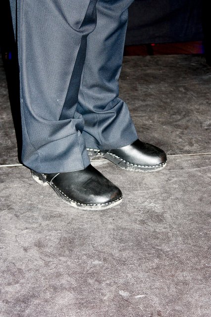 Markenzeichen von Rolf Wiese sind seine schwarzen Holzschuhe