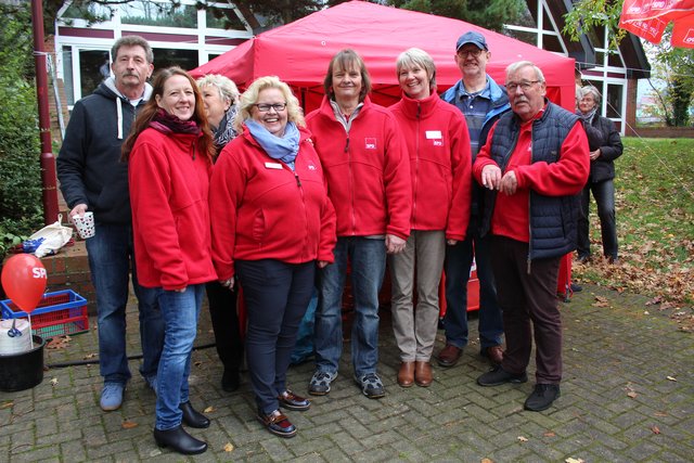 Ortsbürgermeisterin Angelika Tumuschat-Bruhn (4. v. li.) freute sich am SPD-Stand über einen gelungenen Herbstmarkt