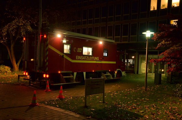 Vor dem Kreishaus wurde der Einsatzleitwagen 2 der Kreisfeuerwehr in Stellung gebracht um bei der Koordination der Einsätze zu helfen | Foto: Feuerwehr Landkreis Harburg
