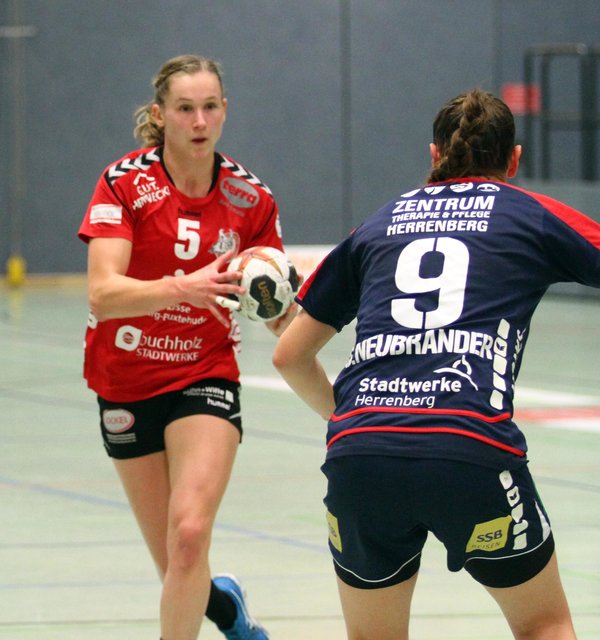 Kim Land (li.) steuerte fünf Tore zum 34:21-Heimsieg bei
