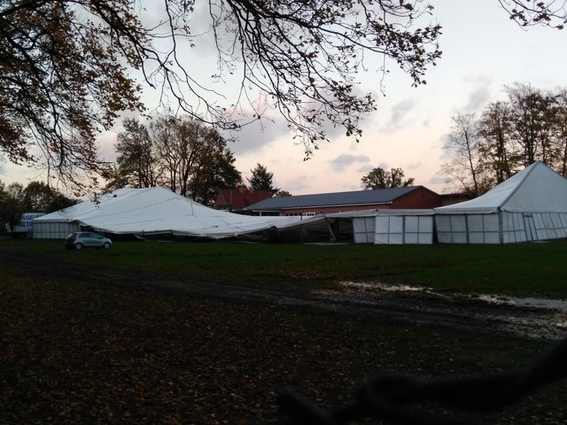 In Tostedt wurde ein Zelt vom Sturm zerstört, in dem ein Oktoberfest gefeiert wurde