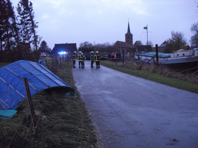 Die Feuerwehr Assel sichert das Museumsschiff "Emmi". Das provisorische Dach war weggewehr worden