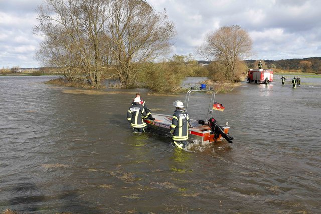 Bei Marschacht musste die Feuerwehr einen Mann retten, der vom Hochwasser überrascht worden war