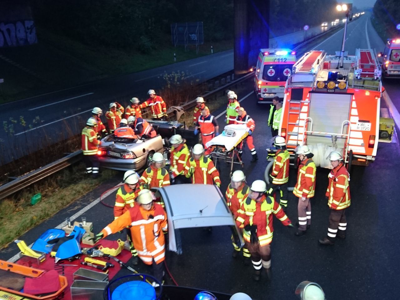Die Feuerwehr Maschen rettete einen Autofahrer nach einem Verkehrsunfall auf der A 39