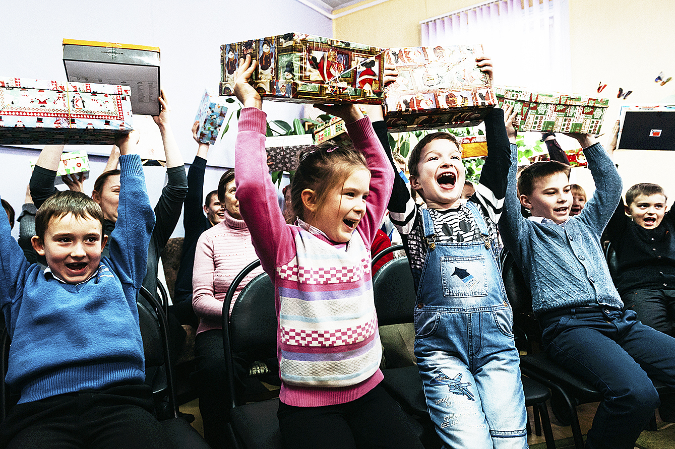 Die Euphorie während der Verteilung ist groß - viele Kinder erhalten zum ersten Mal in ihrem Leben ein Geschenk
