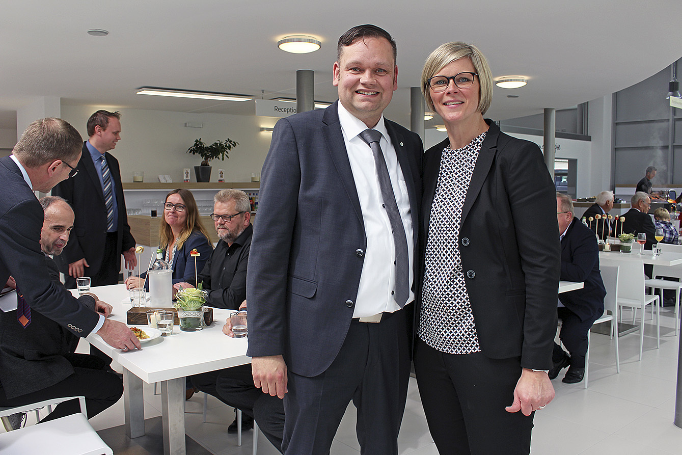Empfing seine Gäste im frisch wieder eröffnetem Skoda-Showroom mit bester Laune: das Ehepaar Ulrich und Katrin Tietjen