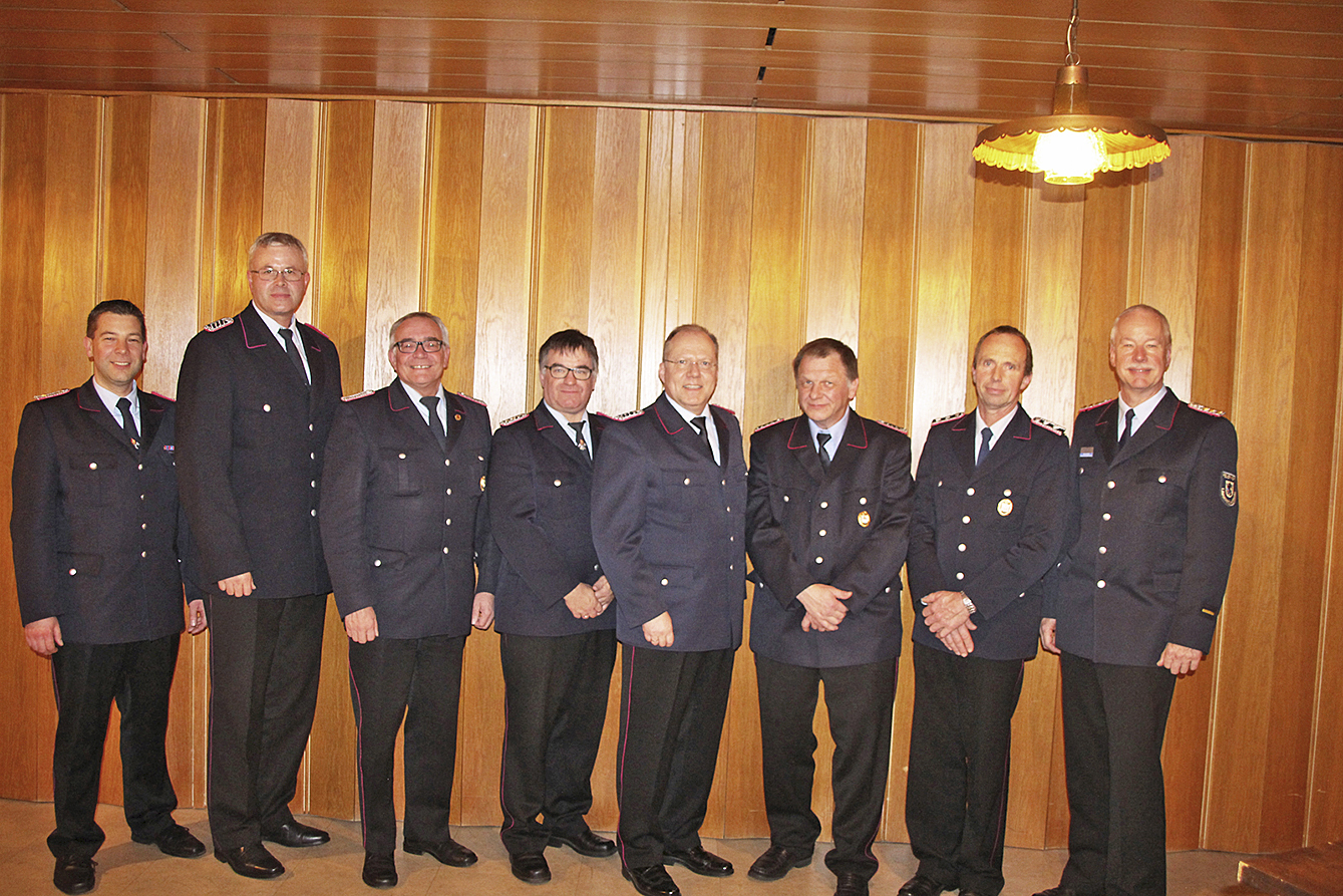 Bei der Ehrung: (v. li.) Christian Matzat, Dirk Horstmann, Peter Kröger, Jörgfried Stapel, Thomas Meschkat, Hans-Joachim Kröger, Gerhard Eickhoff und Jonny Anders