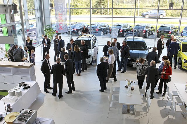 Lichtdurchflutet, modern und stilvoll eingerichtet ist der umgebaute Verkaufsraum des Autohauses