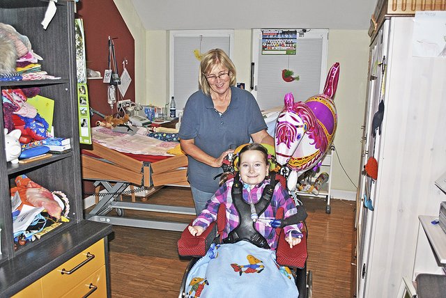 Alles ist auf ihre Bedürfnisse und ihr Handicap zugeschnitten: Elisabeth mit Karin Martens vom Pflegedienst "Flügelchen"