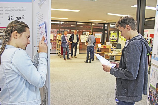 Engagiertes Interesse: Die Schüler informierten sich in der Ausstellung