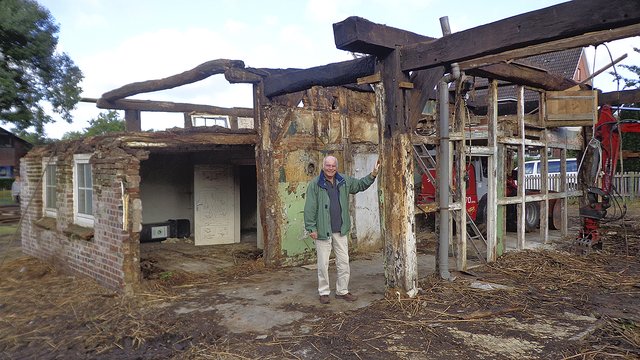 Dieter Kunze im September 2017 neben dem historischen Ständerwerk das Hauses am Distelweg | Foto: Stader Stiftung für Kultur und Geschichte