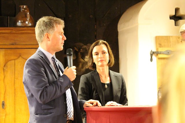 Dr. Sebastian Giesen, Geschäftsführer der Hermann Reemtsma Stiftung, und Lavinia Francke, Generalsekretärin der Stiftung Niedersachsen, gratulierten dem Landkreis Harburg zu der "neuen Schatzkiste"