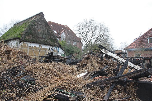 Nach dem Brand: das Grundstück an der Harburger Straße mit der Scheune (hi.), die versehrt blieb