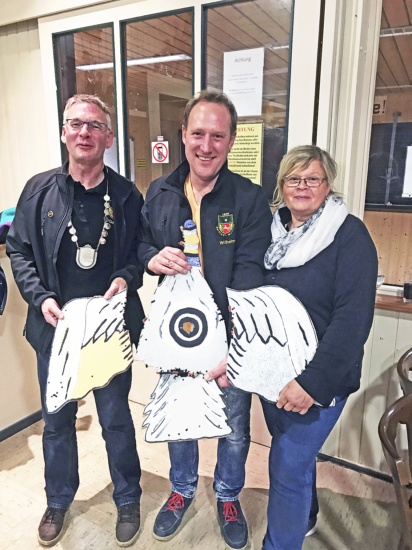 Gratulation zum Erfolg (v. li.): Gerd Hinrichsen, Wilhelm Mensing und Ines Schultze