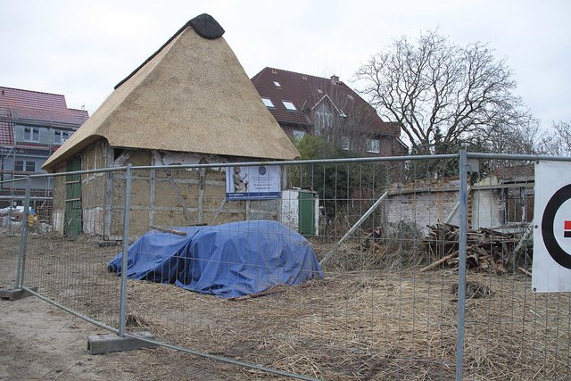 Neben der Scheune an der Harburger Straße wird das Fachwerk-Wohnhaus wieder errichtet