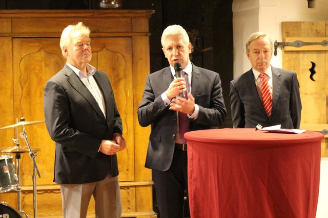Jesteburgs Bürgermeister Udo Heitmann (v. li.), Landrat Rainer Rempe und Heinz Lüers (Sparkasse Harburg-Buxtehude)