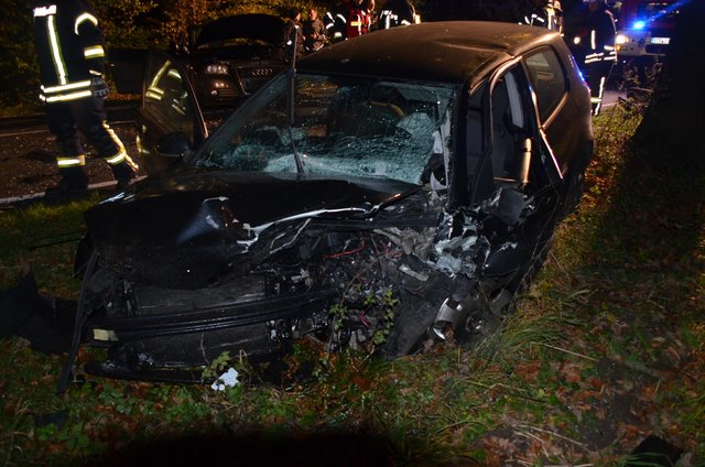 Der Golf wurde ebenfalls stark beschädigt | Foto: Polizei