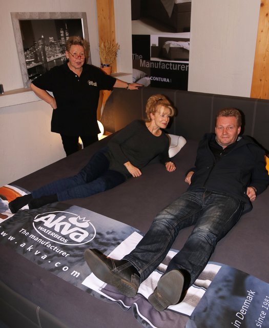 Verkaufsberaterin Bärbel Vetter (li.) von A&S Wasserbetten bittet Alice und Mario Wichnewski zum Probeliegen. Das Ehepaar aus Sittensen möchte das frisch renovierte Schlafzimmer mit einem komfortablen und bequemen Bett ausstatten.
