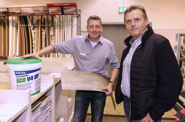 Peter Burmeister will sein Haus mit neuen Bodenbelägen versehen. Nach dem Motto "selbst ist der Mann" führt er die Verlegearbeiten eigenhändig aus. Bei Dennis Detje von der Firma Christiansen informiert er sich über Design-Plankenböden und den dafür erforderlichen Kleber.