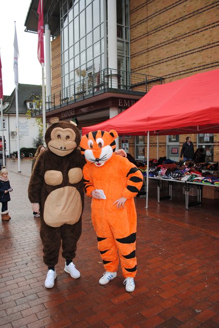 "Affe" und "Tiger" verteilten Rabattgutscheine von Sport Lehrke