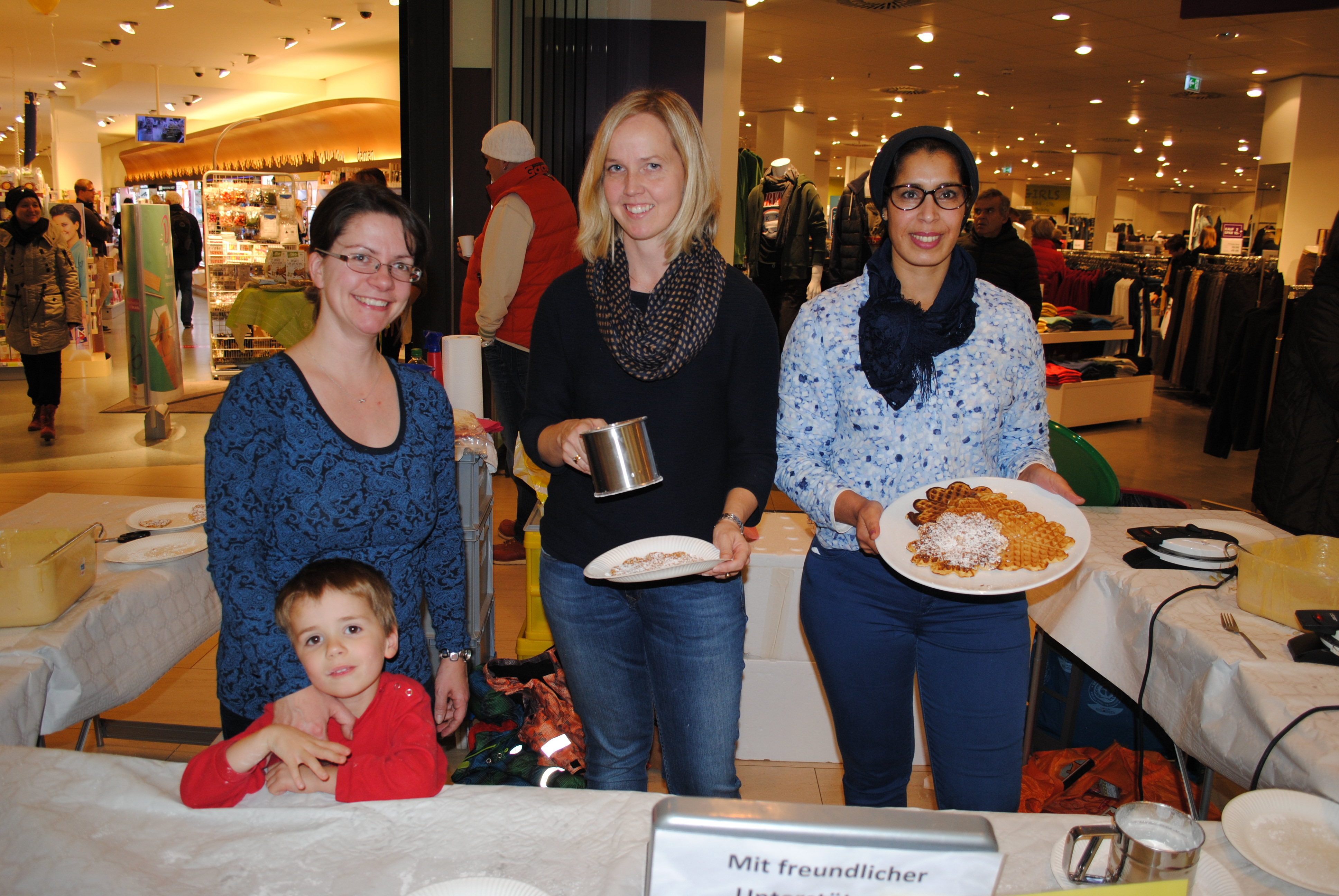 Verkauften Waffeln (v. li): Anja Grajewski mit Sohn Stefan (4), Marie Hillmann und Rabia Schuster
