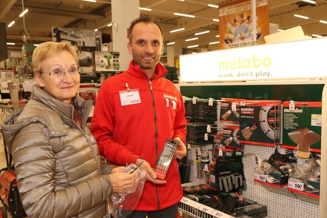 Doris Wende möchte in ihrer Wohnung ein paar Dinge an die Wand hängen. Nils Fitschen vom Toom-Baumarkt zeigt ihr ein Bohrersortiment, das für jeden Dübel die richtige Größe bietet.
