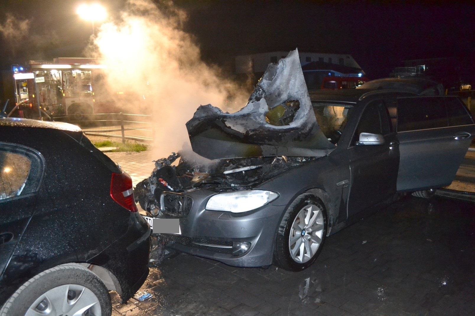 Der brennende Motorraum