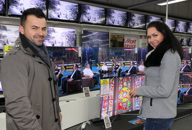 Anna Bork und Sahmir Dautovic aus Dollern ziehen bald in ihr neues Haus. Zu dem nagelneuen, schick eingerichteten Wohnzimmer würde auch ein topmoderner Fernseher in der richtigen Größe passen, meinen die beiden. Sie schauten sich bei Media-Markt einige TV-Modelle an.