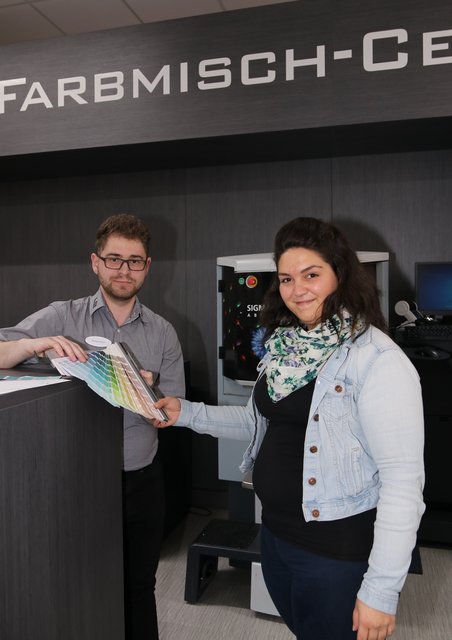 Tamara Mau hat bei Richard Baum vom Farbmisch-Center der Firma Scholz die Qual der Wahl: Sie kann theoretisch aus rund zwölf Millionen Farbtönen  auswählen.