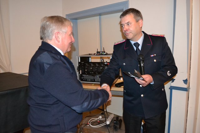 Sven Bauer (re.) dankte Ehrenbürgermeister und Malermeister Wolfgang Indorf für seine Unterstützung beim Feuerwehrhaus-Anbau