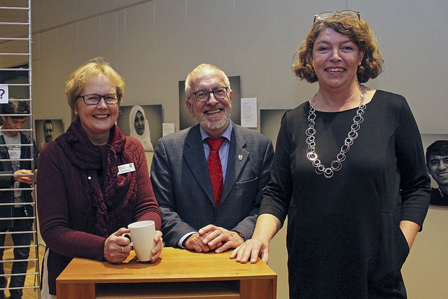 Eine gelungene Ausstellung eröffneten (v. li.) die
Kulturbeauftragte der Gemeinde, Karin Schröder, und
Bürgermeister Wolf-Egbert Rosenzweig. Fotografin Katrin Beyer hatte die Fotografien angefertigt