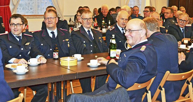 Blick auf einige der Gäste, darunter Tostedts früherer Ordnungsamtsleiter Dieter Hellberg (vorn)