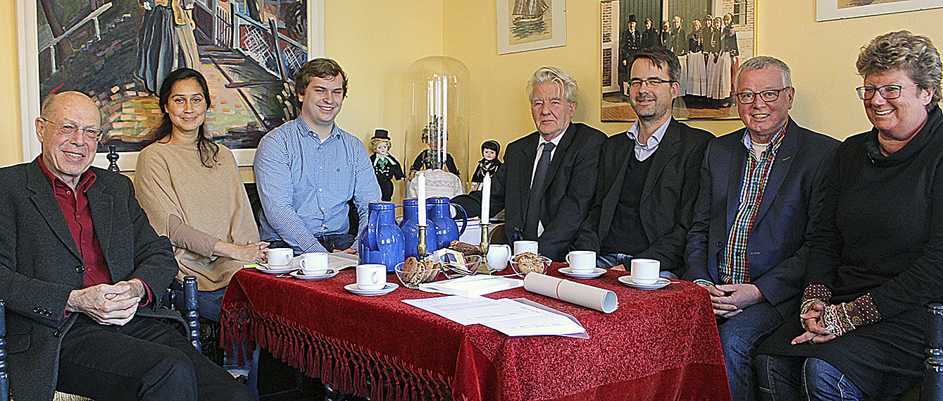 Das Organisationsteam der Lessing-Gespräche (v. li.) mit Bürgermeister Gerd Hubert (2. v. r.) und Referent Lennart Köpke (3. v. li.): Prof. Dietrich Fornaschon, Anping Richter, Prof. Dr. Alexander Deichsel, Dr. Jan-Valentin Deichsel und Susanne Höft-Schorpp