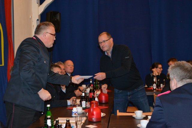 Sportvereins-Vorsitzender Ingo Martin (re.) überreichte ebenfalls einen Umschlag
