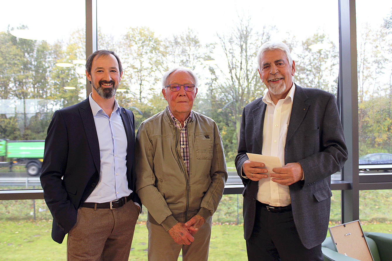 Lindemann-Geschäftsführer Niels Schütte (li.) und Peter Witt (re.) gratulieren Ewald Hagenah