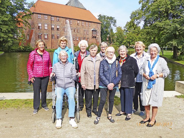 Vor dem Winsener Schloss: die ehemaligen Winsener Schülerinnen mit Irmgard Ruschmeyer (re.), die das Treffen organisierte