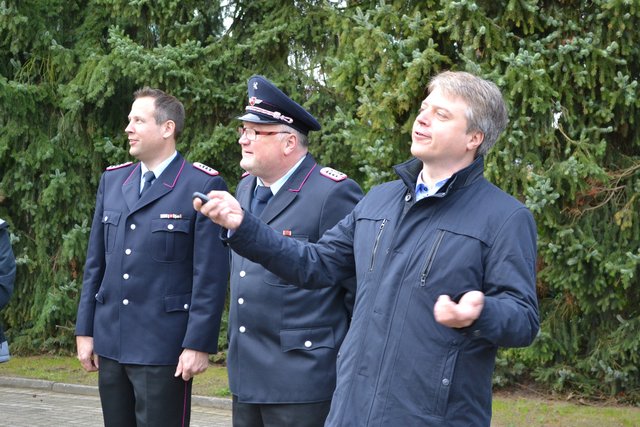 Tostedt Samtgemeinde-Bürgermeister Dr. Peter Dörsam (re.), hier mit dem stv. Ortsbrandmeister Florian Rosenow (li.) und Ortsbrandmeister Frank Stockhausen, öffnete die Hallentore per Fernbedienung
