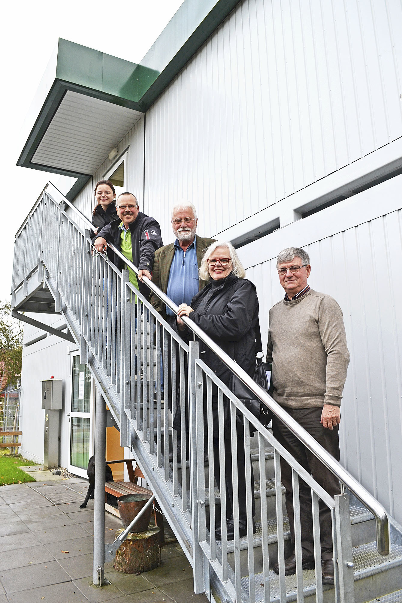 An der Unterkunft am Bahnhof in Handeloh (von oben nach unten): Sozialarbeiterin Monika Werner, Heimleiter Holger Kuhrt mit den Flüchtlingsunterstützern Hanns-Peter Grimm, Anne Renken und Claude Varnier