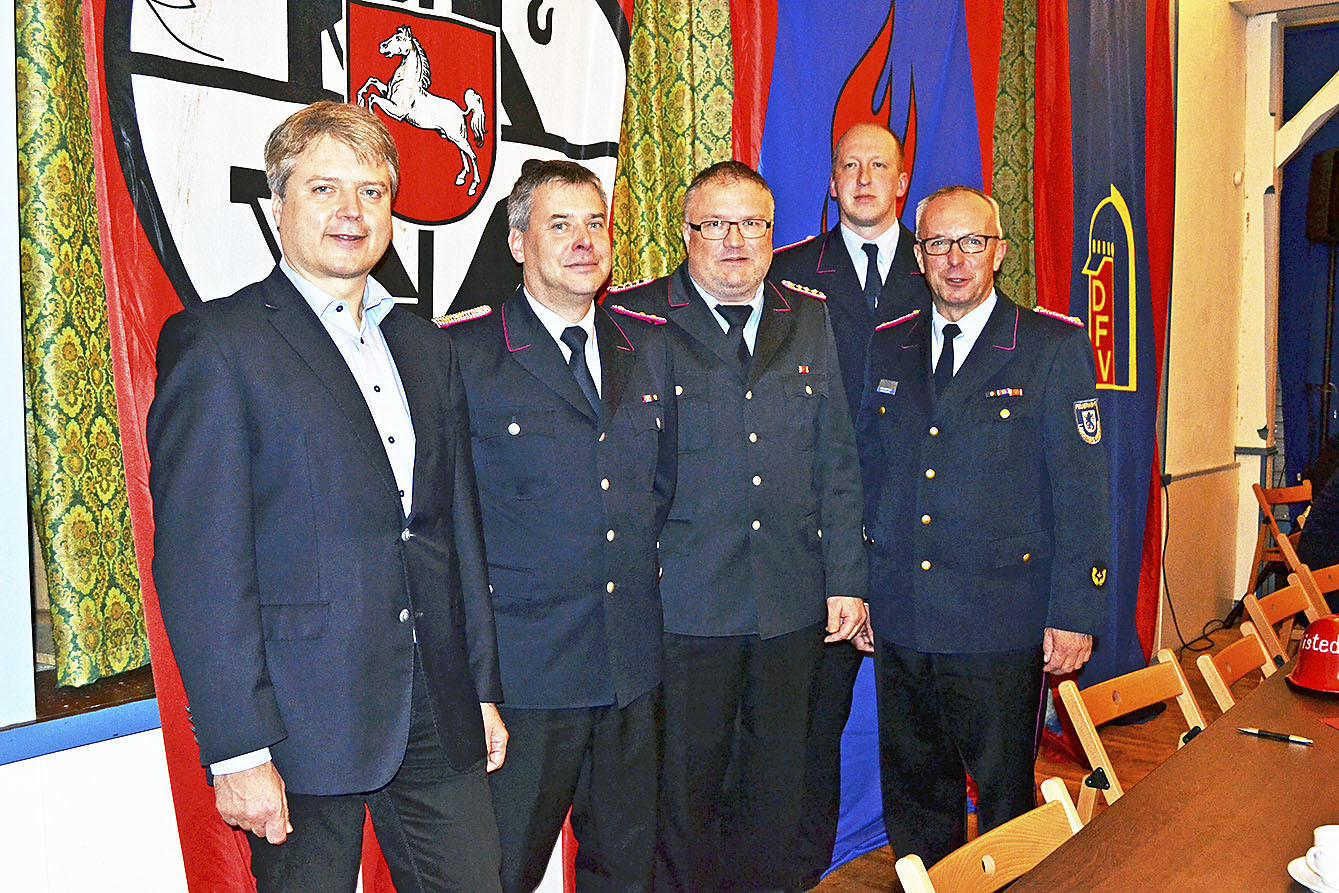 Samtgemeinde-Bürgermeister Dr. Peter Dörsam (v. li.), Gemeindebrandmeister Sven Bauer, Ortsbrandmeister Frank Stockhausen, "Baubegleiter" Oliver Domin und Kreisbrandmeister Volker Bellmann